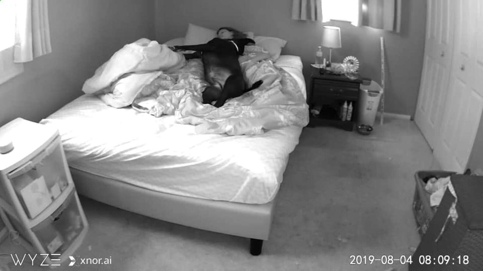 Мужчина установил видео камеру в спальне и снял домашнее порно с женой в позе раком